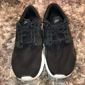 Black and white tanjun 1 size 11